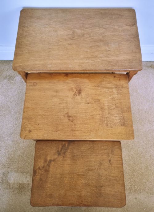 NEST OF 3 OAK TABLES ROBERT THOMPSON MOUSEMAN - ADDITIONAL PHOTO 5