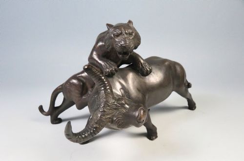 japanese meiji period bronze tiger and buffalo okimono genryusai seiya - CATEGORY: ANTIQUE SCULPTURES - DATED 1890