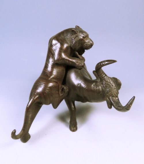JAPANESE MEIJI PERIOD BRONZE TIGER AND BUFFALO OKIMONO GENRYUSAI SEIYA - ADDITIONAL PHOTO 3
