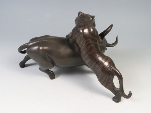 JAPANESE MEIJI PERIOD BRONZE TIGER AND BUFFALO OKIMONO GENRYUSAI SEIYA - ADDITIONAL PHOTO 4