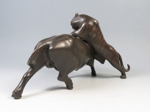 JAPANESE MEIJI PERIOD BRONZE TIGER AND BUFFALO OKIMONO GENRYUSAI SEIYA - ADDITIONAL PHOTO 5