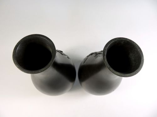 ANTIQUE PAIR OF JAPANESE BRONZE MEIJI PERIOD CHICKEN VASES BY AKASOFU GYOKO - ADDITIONAL PHOTO 5
