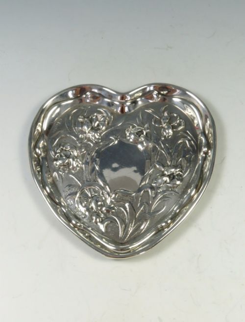 art nouveau hallmarked silver heart shaped pin tray - CATEGORY: ANTIQUE SILVER - DATED 1900