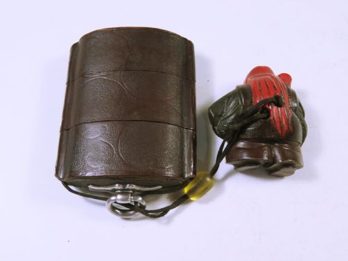 JAPANESE MEIJI PERIOD LACQUER AND SILVER INRO AND NETSUKE - ADDITIONAL PHOTO 1