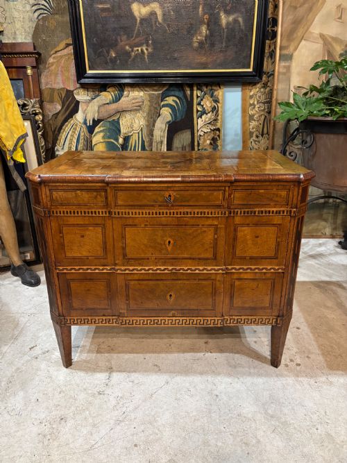 18TH CENTURY ITALIAN WALNUT COMMODE