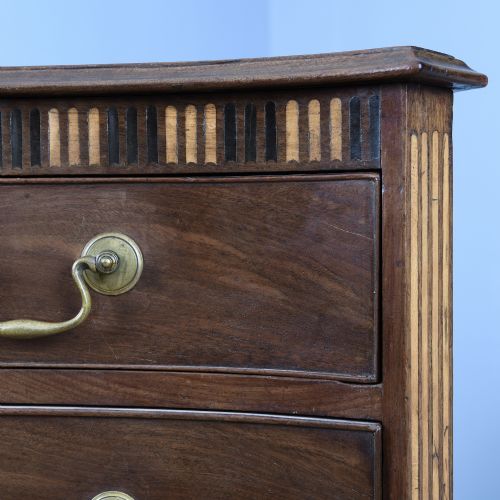 A GEORGE III MAHOGANY CHEST OF DRAWERS - ADDITIONAL PHOTO 2