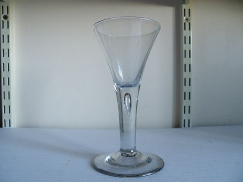 AN 18th CENTURY DRAWN STEM WINE GLASS CIRCA 1740  