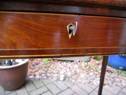 BOW FRONT MAHOGANY SIDE TABLE - ADDITIONAL PHOTO 5