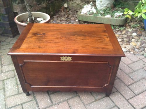 small mahogany box or coffer - CATEGORY: ANTIQUE CHESTS - DATED 1920