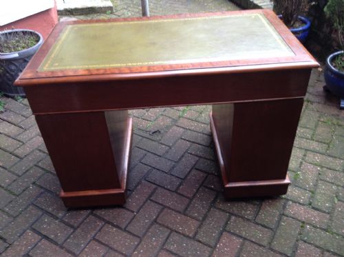 SMALL PEDESTAL DESK - ADDITIONAL PHOTO 3