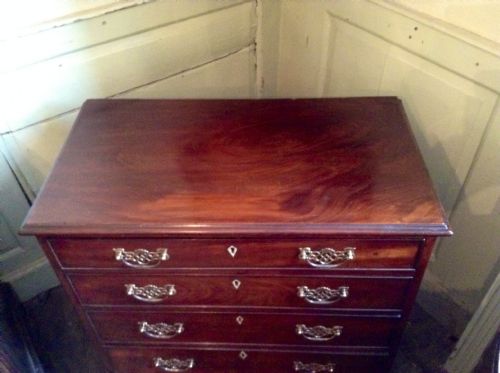 SMALL GEORGIAN MAHOGANY CHEST OF DRAWERS - ADDITIONAL PHOTO 1