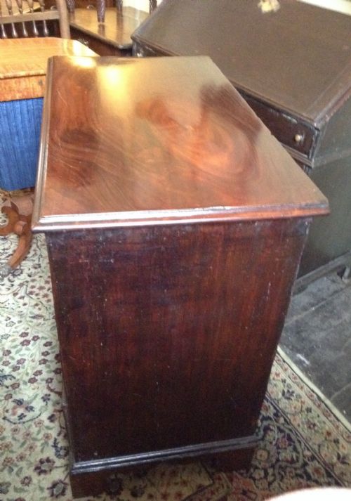 SMALL GEORGIAN MAHOGANY CHEST OF DRAWERS - ADDITIONAL PHOTO 4