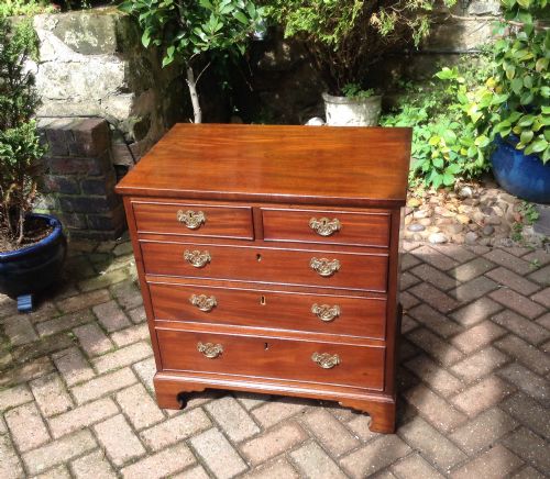 exceptionally small mahogany chest of drawers - CATEGORY: ANTIQUE CHEST OF DRAWERS - DATED REGENCY