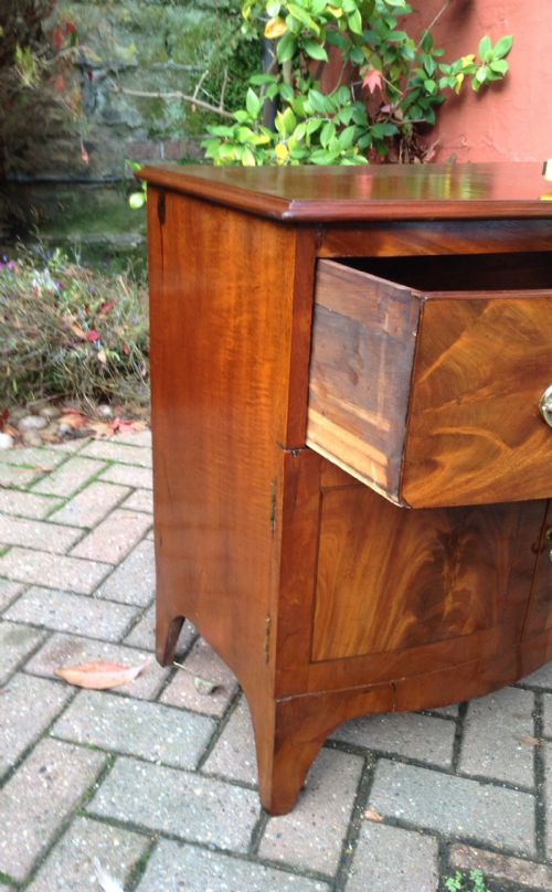 SMALL MAHOGANY SIDE CABINET - ADDITIONAL PHOTO 3