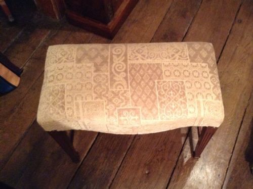 A PRETTY SMALL DRESSING STOOL - ADDITIONAL PHOTO 1