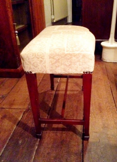 A PRETTY SMALL DRESSING STOOL - ADDITIONAL PHOTO 2