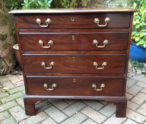 A VERY RARE SIZED GEORGIAN CHEST OF DRAWERS - ADDITIONAL PHOTO 1