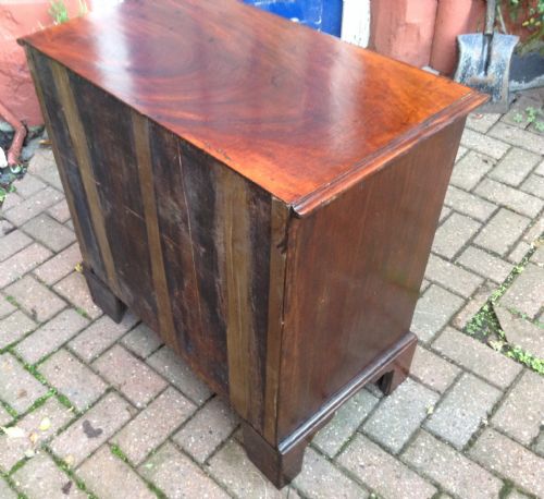 A VERY RARE SIZED GEORGIAN CHEST OF DRAWERS - ADDITIONAL PHOTO 2