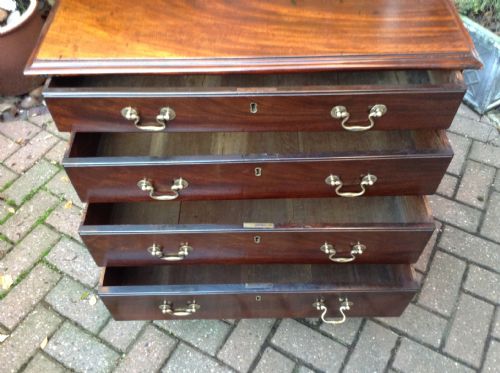 A VERY RARE SIZED GEORGIAN CHEST OF DRAWERS - ADDITIONAL PHOTO 3