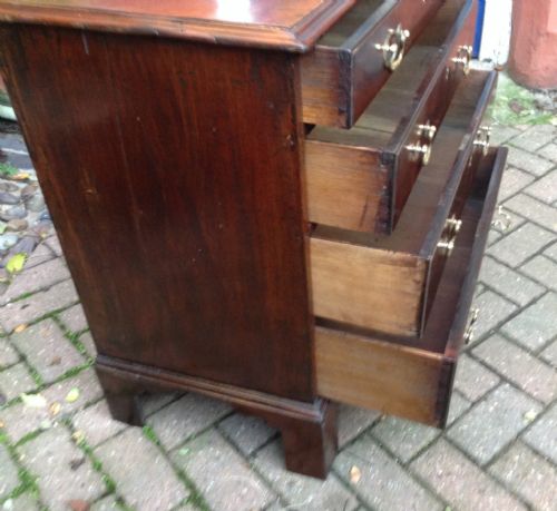 A VERY RARE SIZED GEORGIAN CHEST OF DRAWERS - ADDITIONAL PHOTO 4