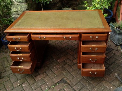 SUPER QUALITY WALNUT PEDESTAL DESK CIRCA 1900 - ADDITIONAL PHOTO 1