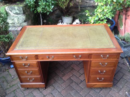 SUPER QUALITY WALNUT PEDESTAL DESK CIRCA 1900 - ADDITIONAL PHOTO 2