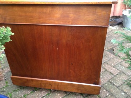 SUPER QUALITY WALNUT PEDESTAL DESK CIRCA 1900 - ADDITIONAL PHOTO 3
