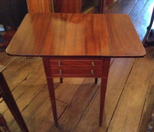 SMALL MAHOGANY PEMBROKE TABLE - ADDITIONAL PHOTO 1