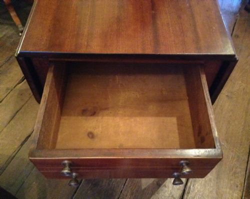 SMALL MAHOGANY PEMBROKE TABLE - ADDITIONAL PHOTO 3