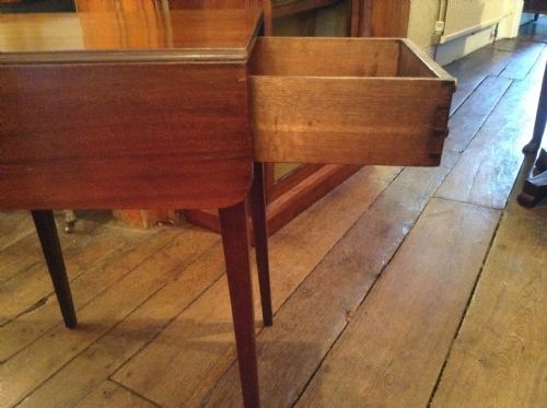 SMALL MAHOGANY PEMBROKE TABLE - ADDITIONAL PHOTO 5