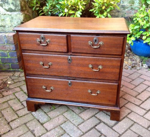 very small georgian oak chest of drawers - CATEGORY: ANTIQUE CHEST OF DRAWERS - DATED 1750