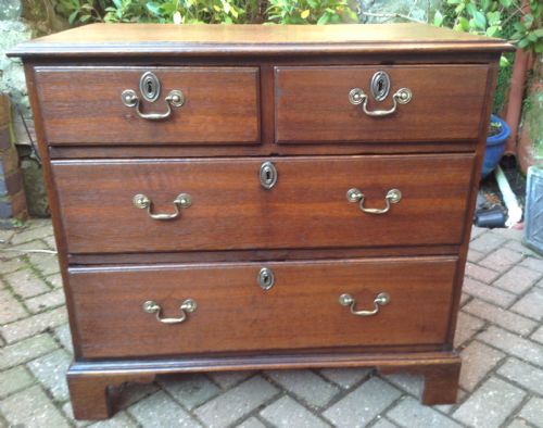 VERY SMALL GEORGIAN OAK CHEST OF DRAWERS - ADDITIONAL PHOTO 2