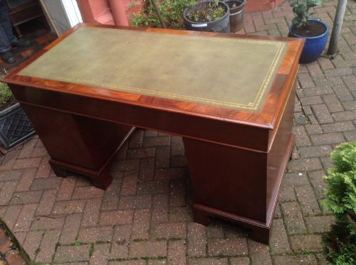 VICTORIAN MAHOGANY PEDESTAL DESK - ADDITIONAL PHOTO 4