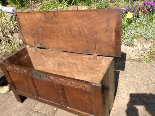 EARLY 18TH CENTURY OAK COFFER - ADDITIONAL PHOTO 3