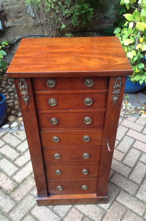 SMALL MAHOGANY WELLINGTON CHEST OF DRAWERS - ADDITIONAL PHOTO 1