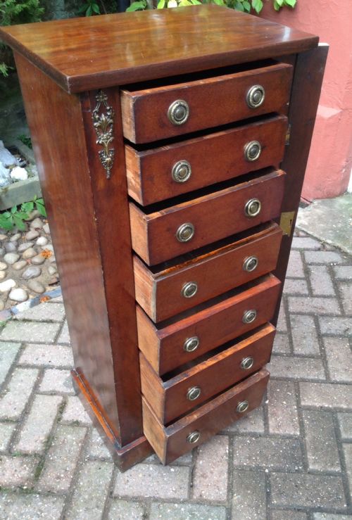 SMALL MAHOGANY WELLINGTON CHEST OF DRAWERS - ADDITIONAL PHOTO 3
