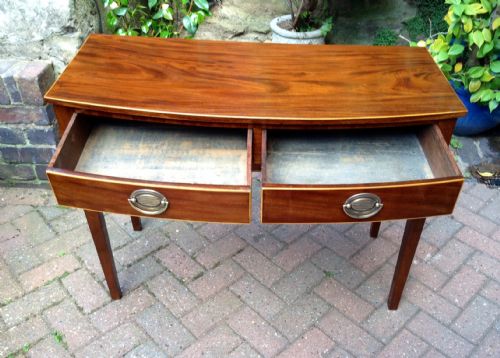 PRETTY BOW FRONT MAHOGANY SIDE TABLE - ADDITIONAL PHOTO 1