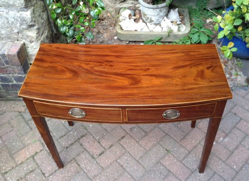 PRETTY BOW FRONT MAHOGANY SIDE TABLE - ADDITIONAL PHOTO 2
