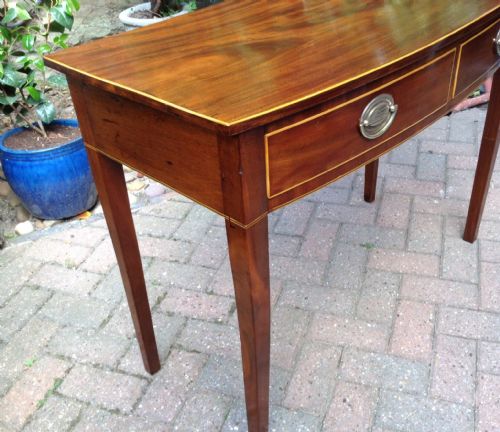 PRETTY BOW FRONT MAHOGANY SIDE TABLE - ADDITIONAL PHOTO 3