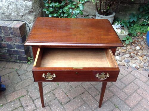 VERY SWEET SMALL MAHOGANY SIDE TABLE - ADDITIONAL PHOTO 1