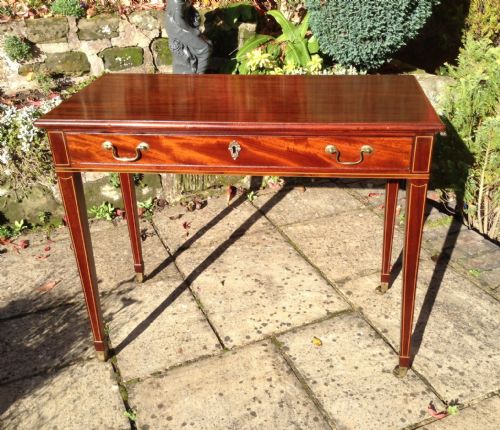 very pretty georgian mahogany side table - CATEGORY: ANTIQUE TABLES - DATED 1800