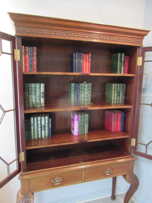 CHIPPENDALE STYLE MAHOGANY BOOKCASE - ADDITIONAL PHOTO 1