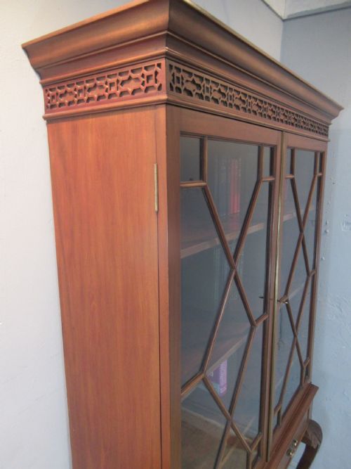 CHIPPENDALE STYLE MAHOGANY BOOKCASE - ADDITIONAL PHOTO 3