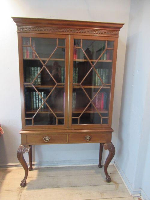 CHIPPENDALE STYLE MAHOGANY BOOKCASE - ADDITIONAL PHOTO 11