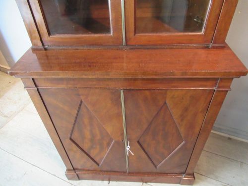 EARLY 19TH CENTURY MAHOGANY CUPBOARD BOOKCASE - ADDITIONAL PHOTO 4