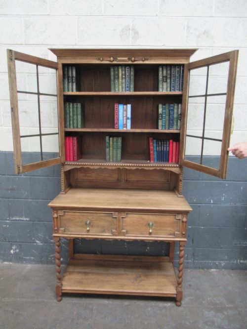 A 1920S OAK TWO DOOR BOOKCASE - ADDITIONAL PHOTO 3