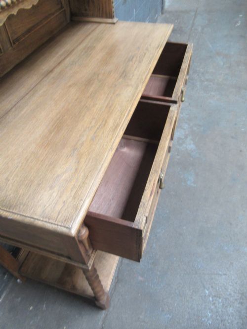 A 1920S OAK TWO DOOR BOOKCASE - ADDITIONAL PHOTO 9
