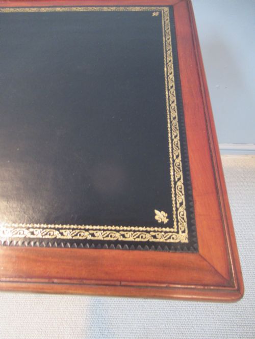 19TH CENTURY MAHOGANY AND LEATHER TOP SIDE OR LAMP TABLE - ADDITIONAL PHOTO 3