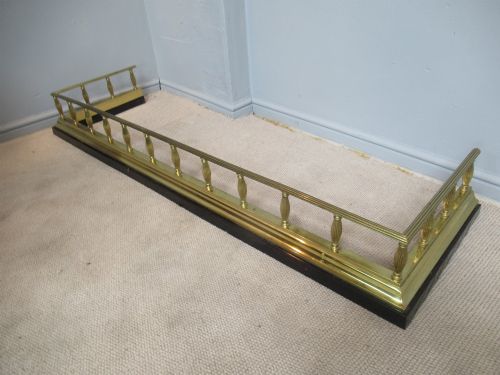 LATE VICTORIAN BRASS AND IRON FIRE FENDER - ADDITIONAL PHOTO 7