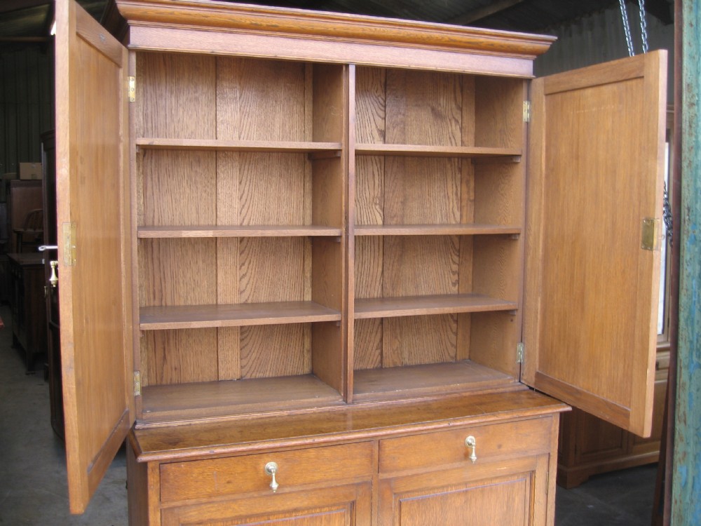 Oak cupboard bookcase View IV